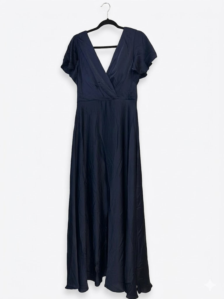 Robe longue en tissu satiné avec manches courtes volantées et décolleté V croisé