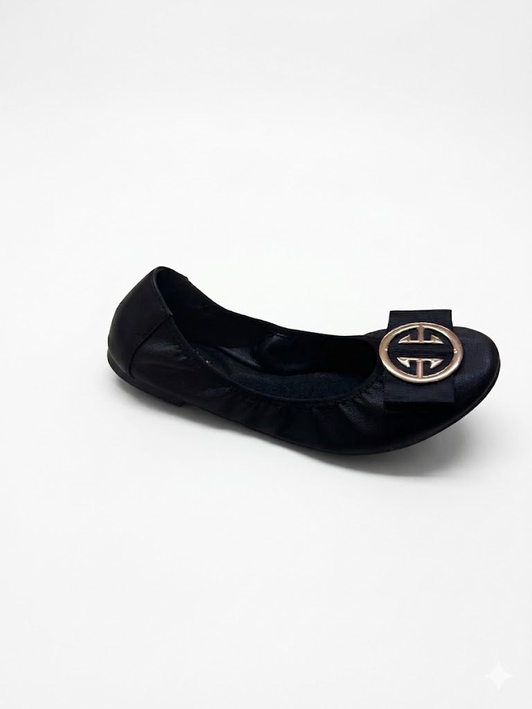 Ballerine noire souple et élastique avec médaillon rond doré