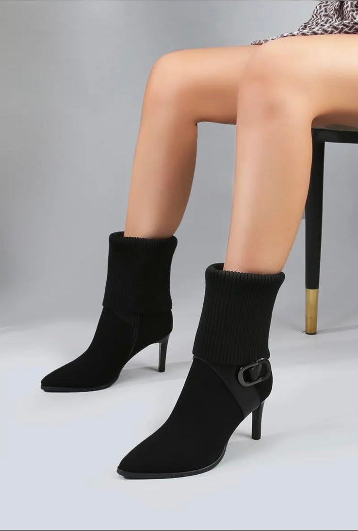 Bottines à talons aiguilles avec boucle latérale élégante
