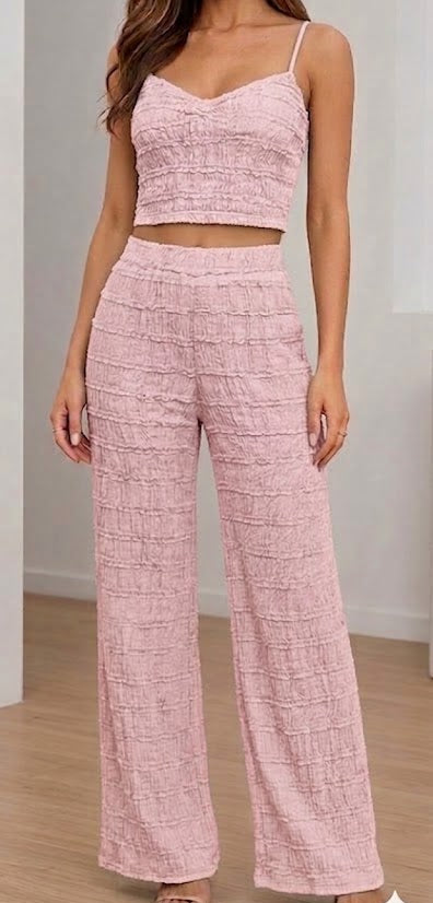 Ensemble deux pièces texturé crop top à bretelles et pantalon en tissu texturé