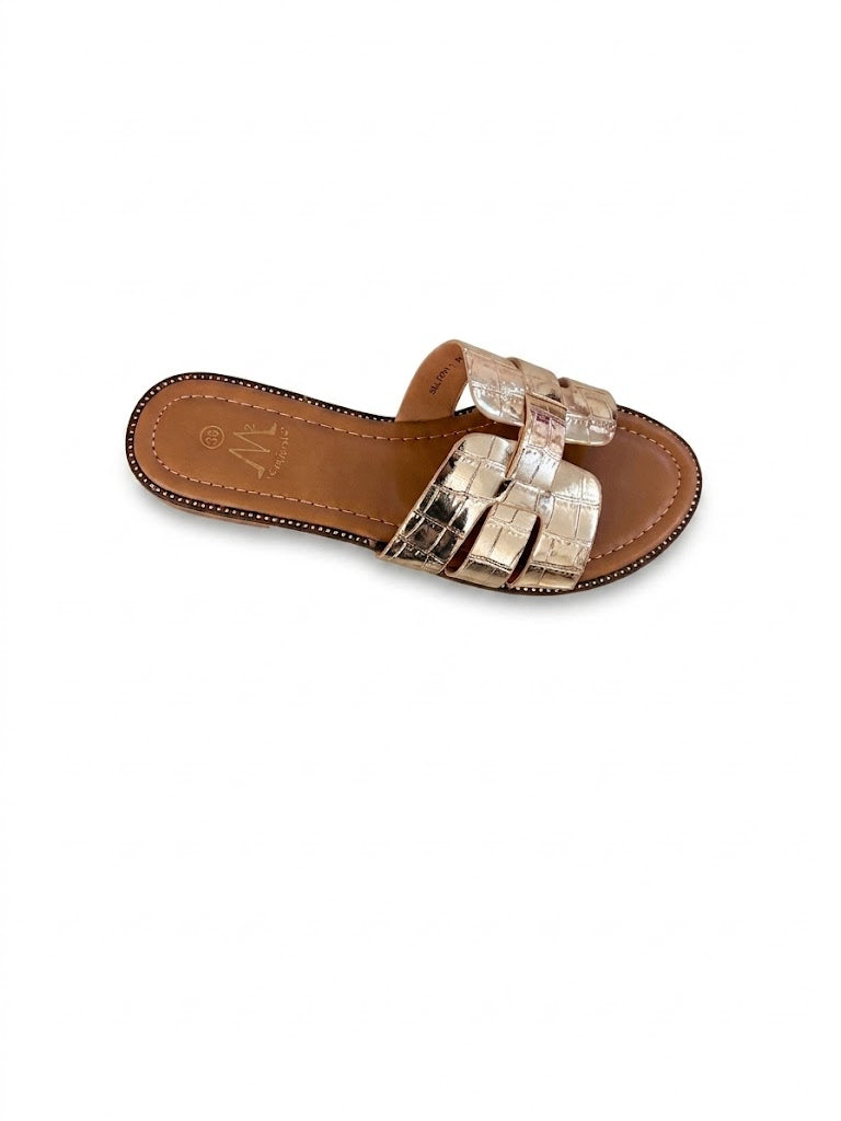 Mule plate dorée métallisée croco à bride découpée style H double bande et semelle camel bordée de clous