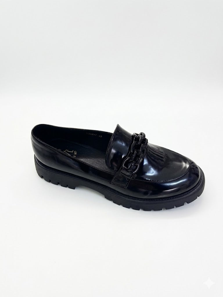 Mocassin noir avec chaîne et semelle crantée