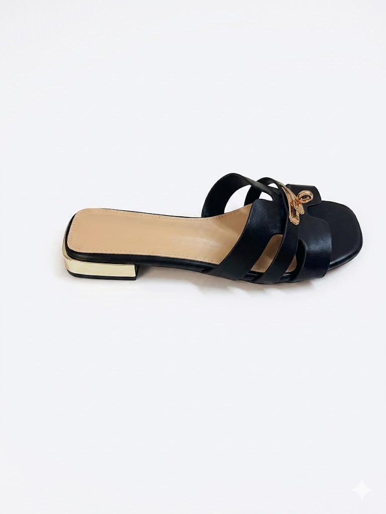 Mule plate noire à trois brides croisées breloque dorée et talon bloc doré