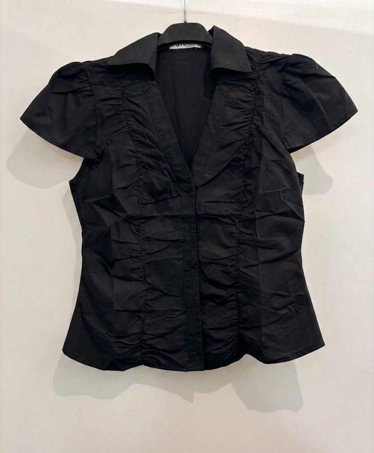 Blouse à col chemisier, manches bouffantes courtes et fronces centrales boutons ton sur ton