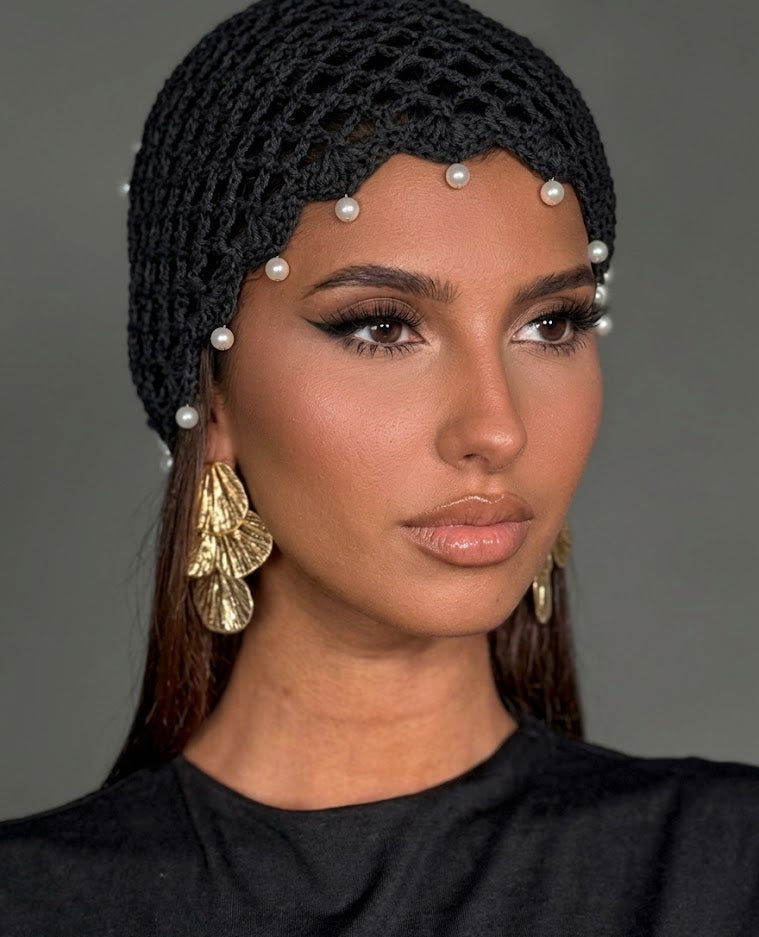 Bonnet en crochet ajouré orné de perles nacrées en frange