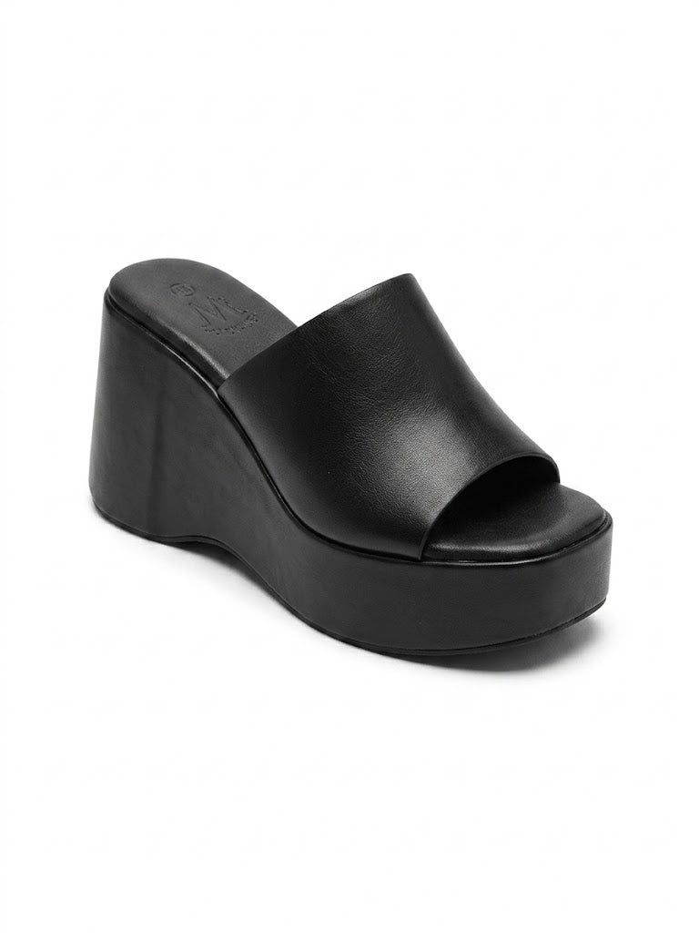 Mule Compensée Noire à Bride Large en Cuir Lisse sur Talon Wedge