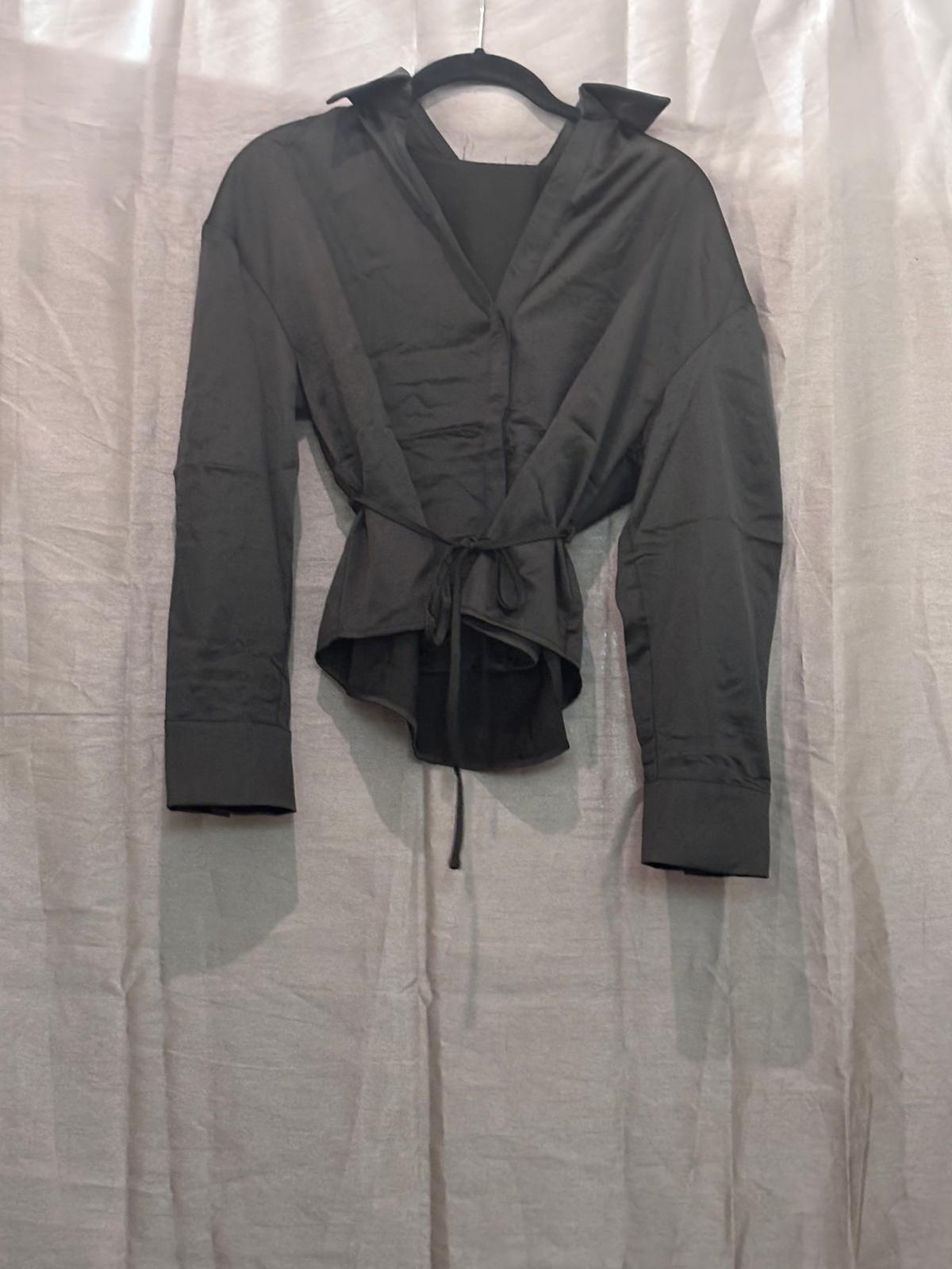 Chemise satinée cache-cœur à ceinture nouée