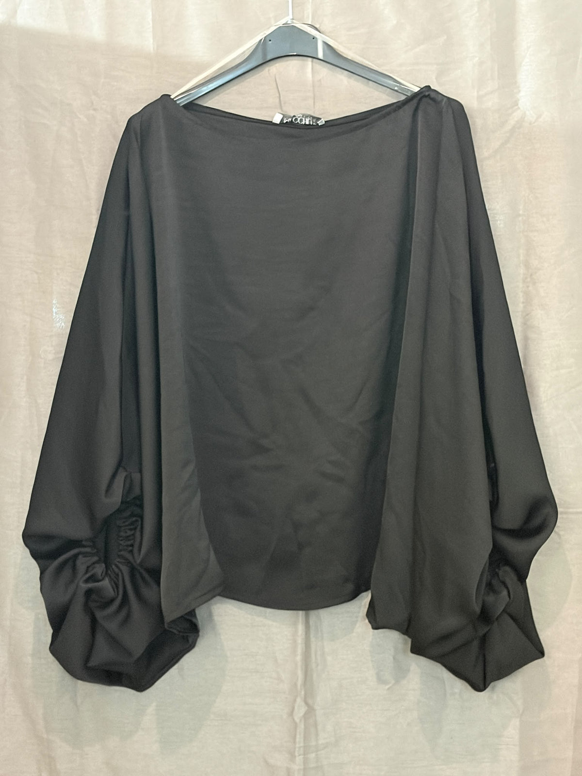 Blouse satinée manches amples à poignets froncés
