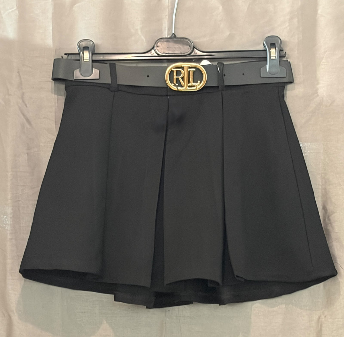 Jupe-short plissé ceinturé boucle dorée