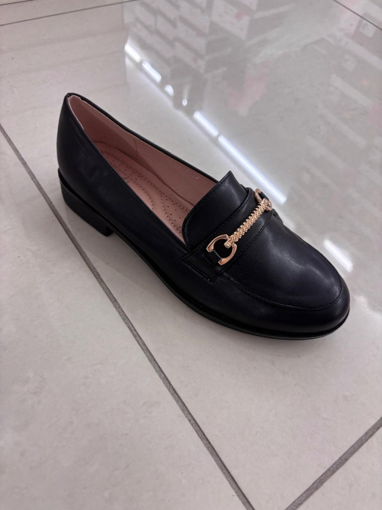 Mocassin noir basse à chaîne et mors doré