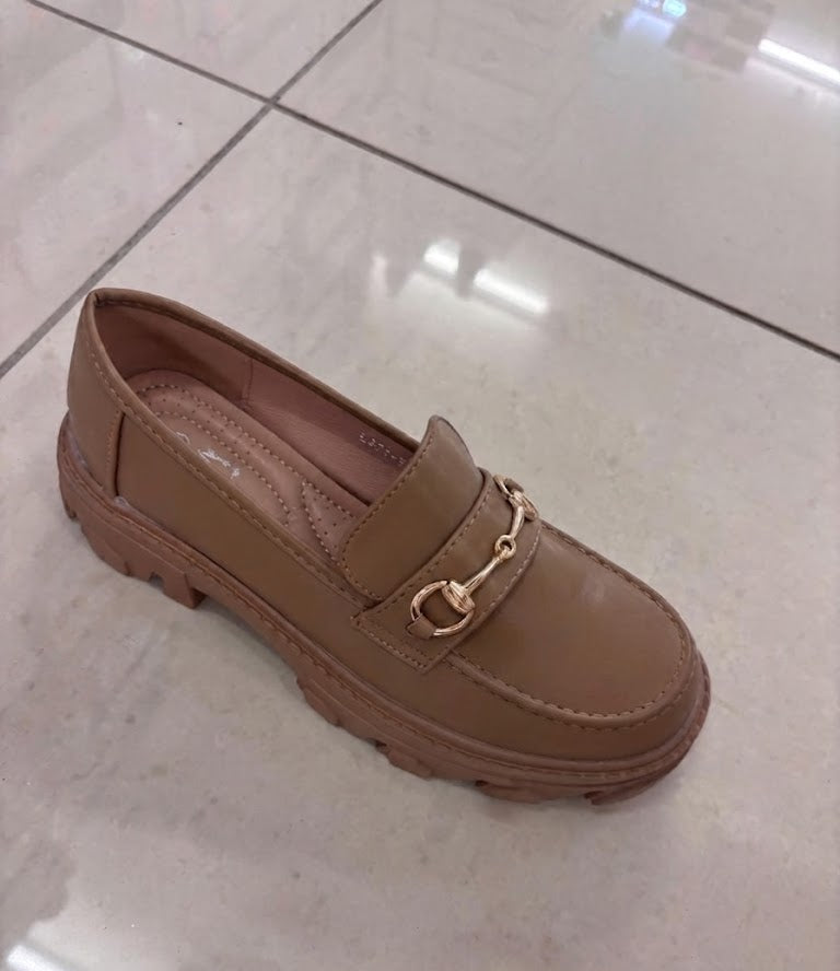 Mocassin camel à mors doré, semelle crantée
