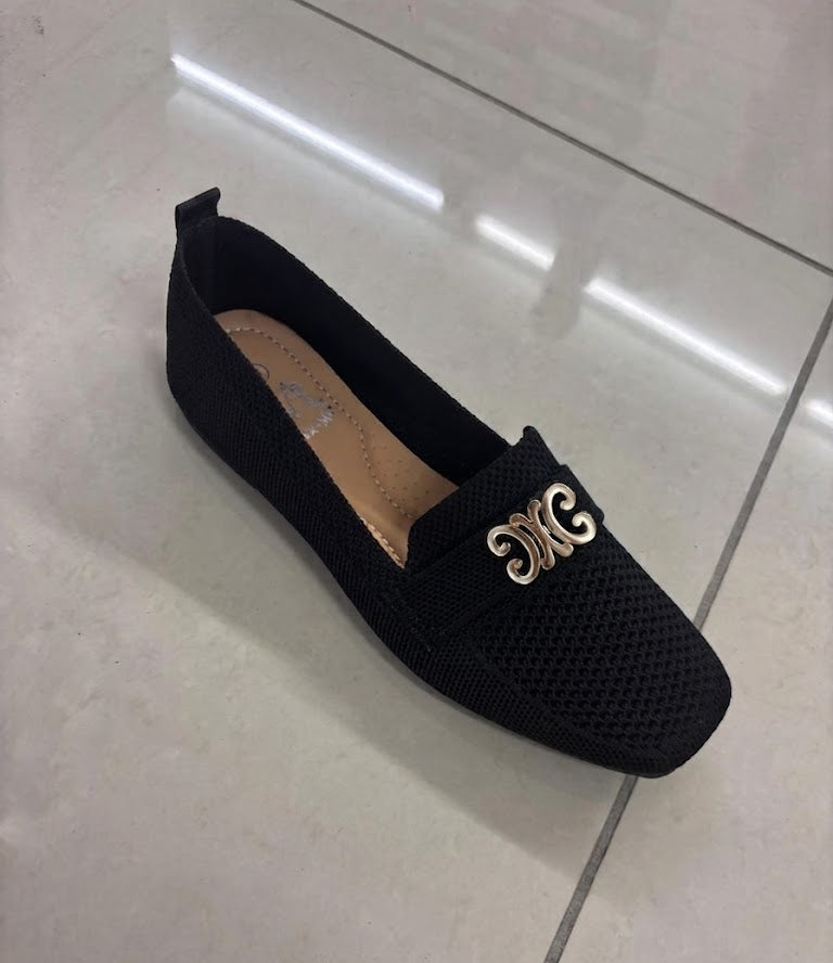 Mocassin en maille noire, bijou doré monogramme