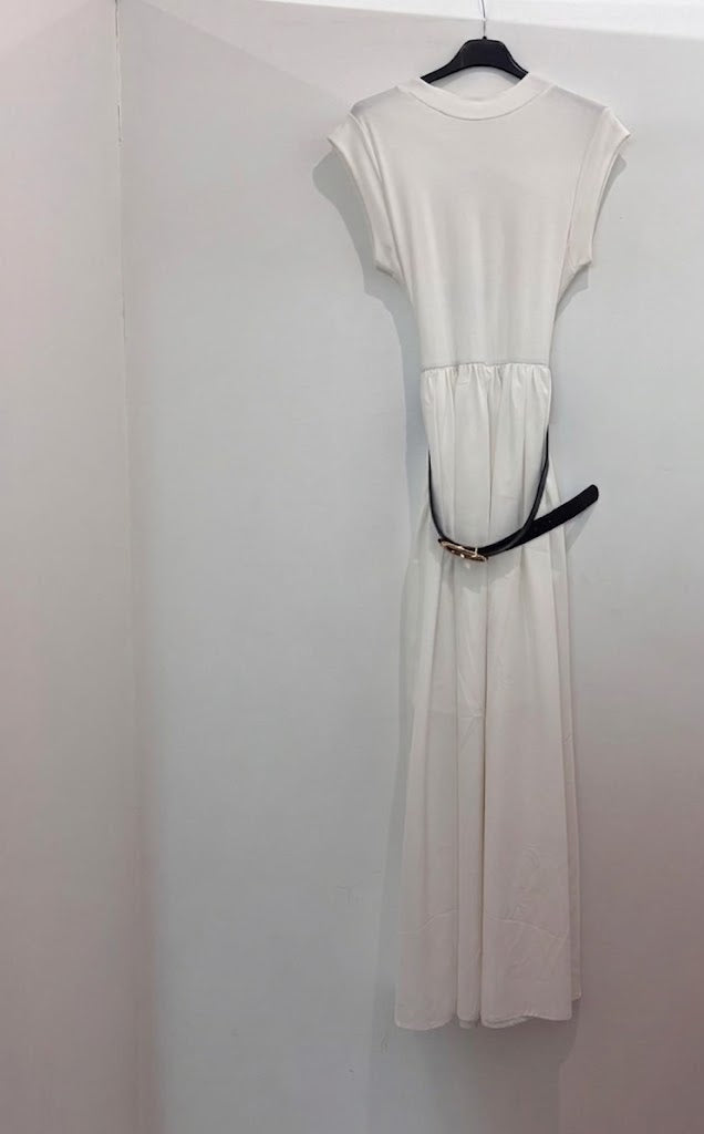 Robe longue ceinturée – à col montant jupe ample et ceinture