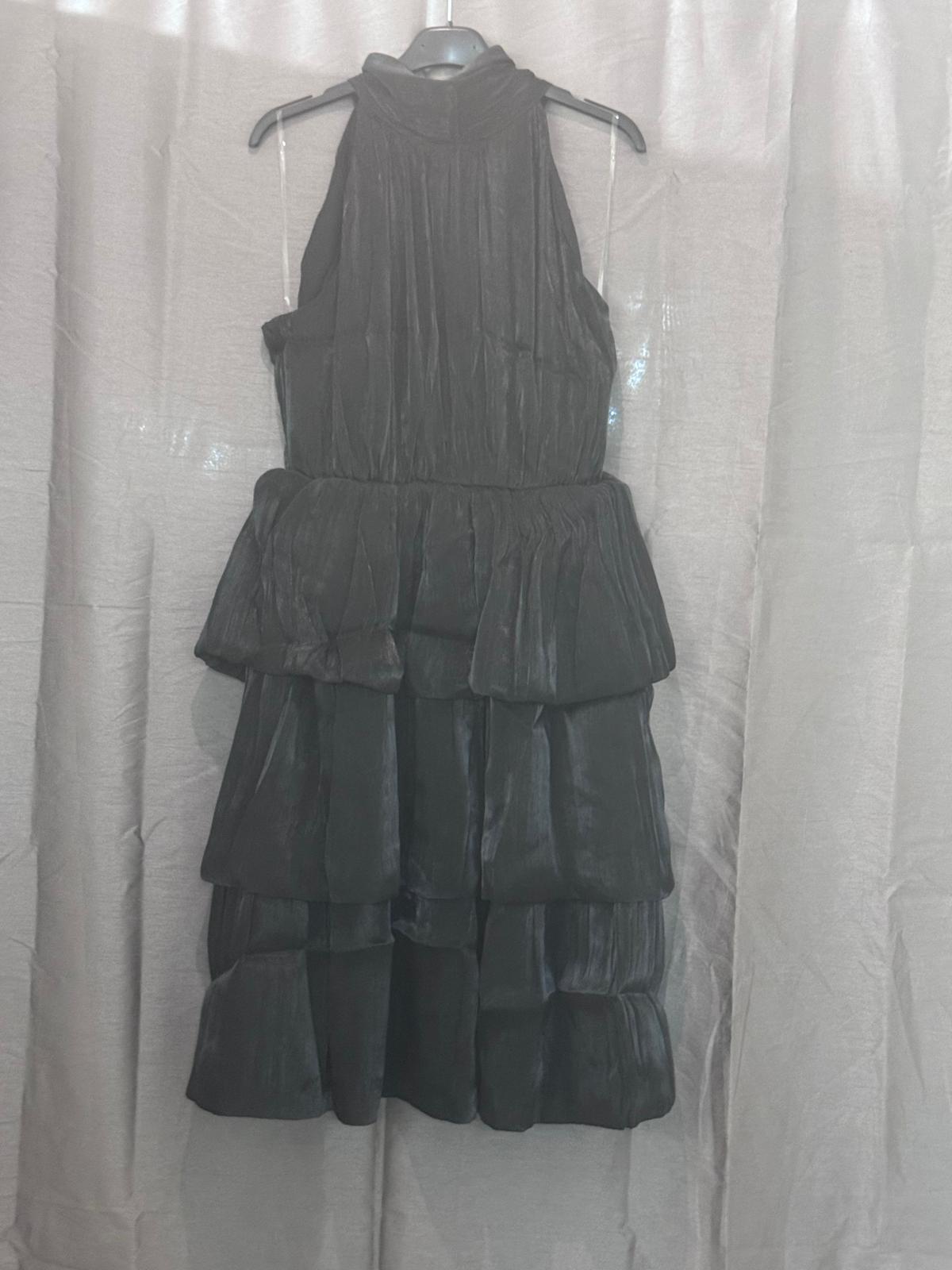 Robe mi-longue à volants étagés, col avec nœud, tissu irisé
