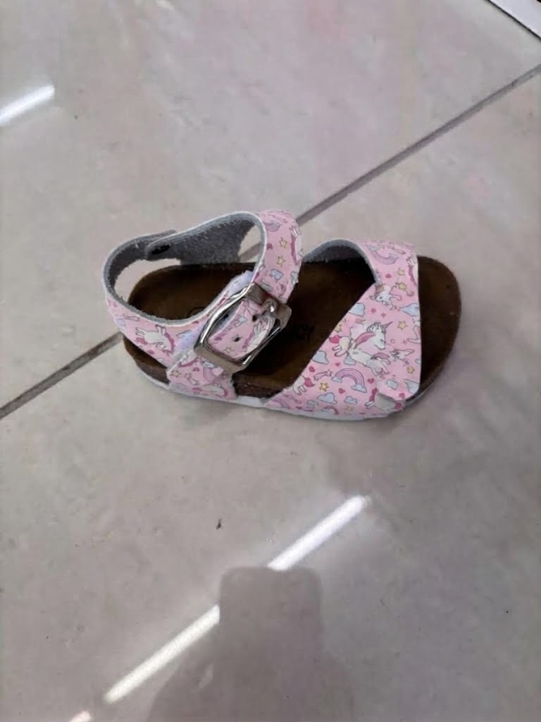 Sandale rose à motif licorne et boucle