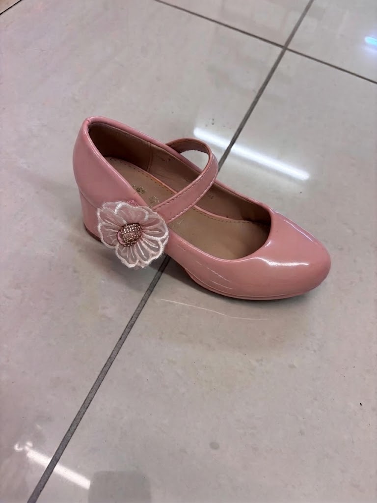 Escarpin petit talon rose verni, fleur brodée