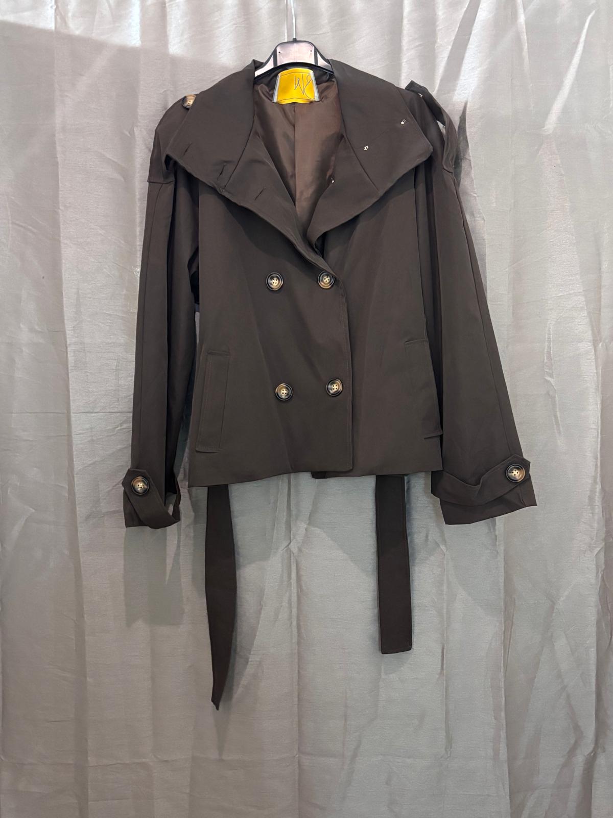 Veste courte ceinturée à col montant style trench