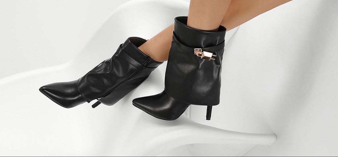 Bottines à talons aiguilles avec détail cadenas doré