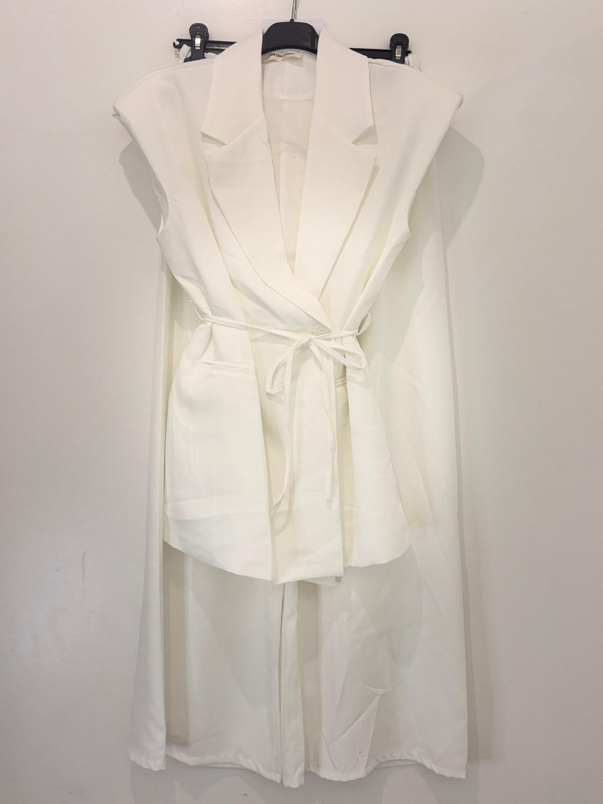 Ensemble pantalon et veste sans manches ceinturé