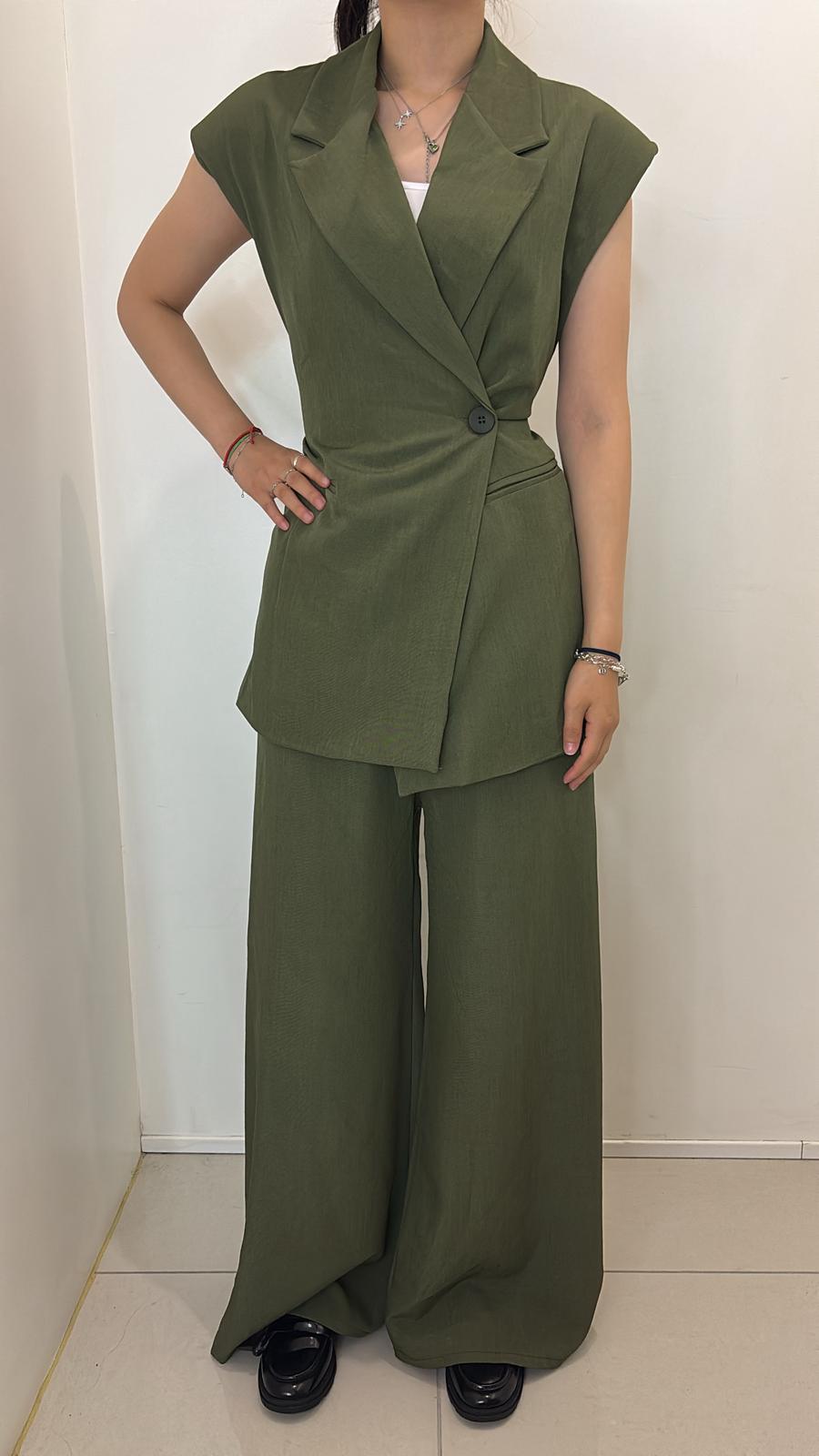 Ensemble pantalon et veste sans manches ceinturé