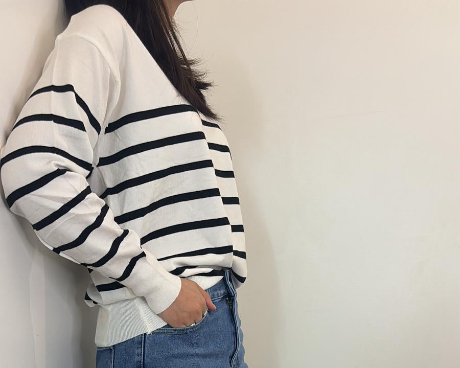 Pull marinière blanc à rayures noires et cœur rouge