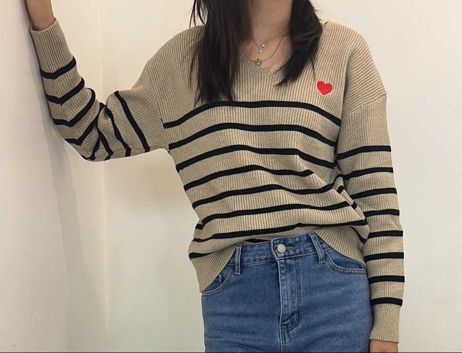 Pull marinière à rayures et cœur rouge brodé