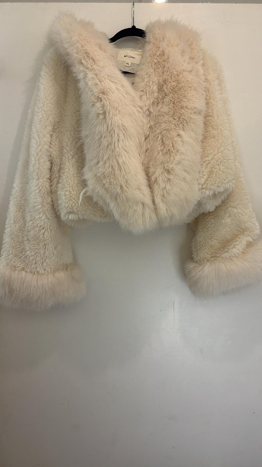 Veste courte en fausse fourrure avec capuche et manches bordées