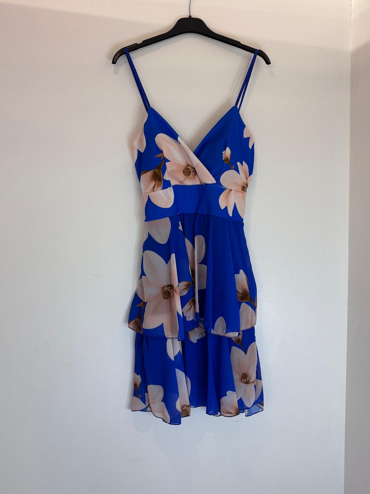 Robe à fines bretelles et fleurs