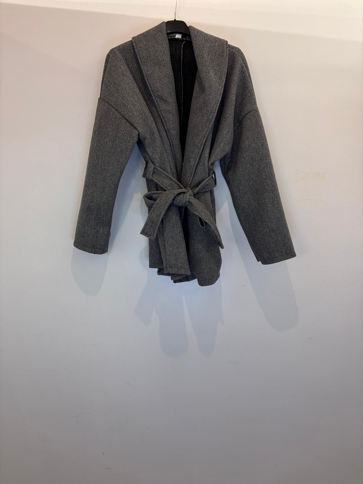 Manteau mi-long à capuche avec ceinture