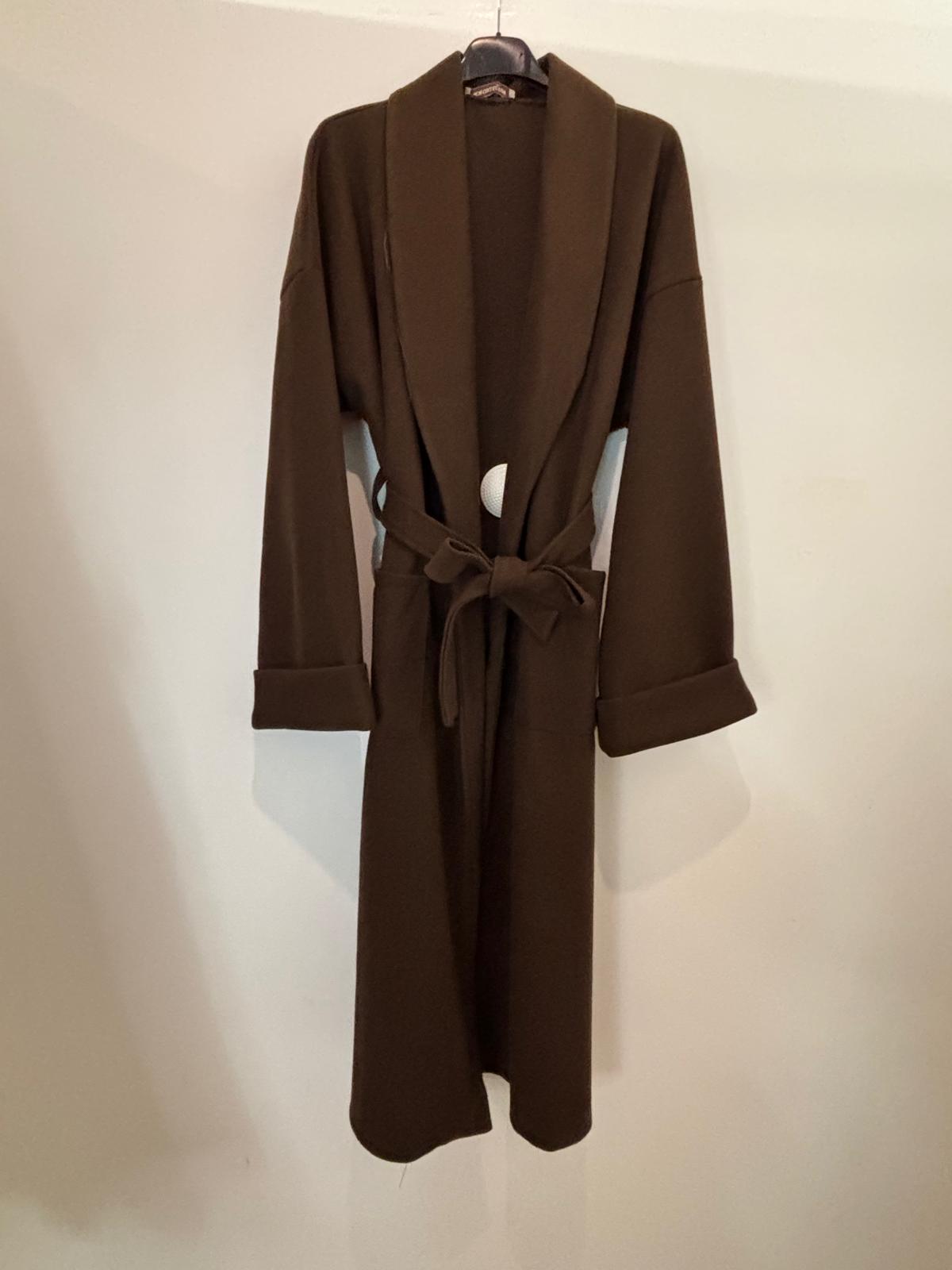 Manteau long ceinturé à poches plaquées