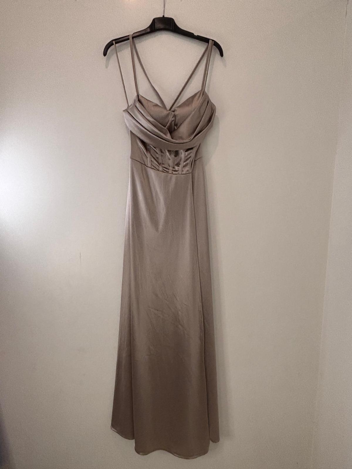 Robe longue satinée à dos lacé