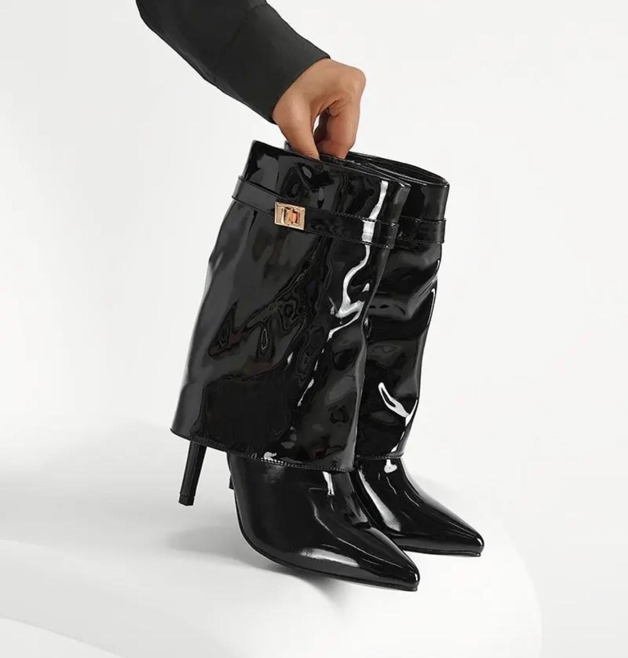 Bottes noires vernies à talon aiguille et boucle dorée