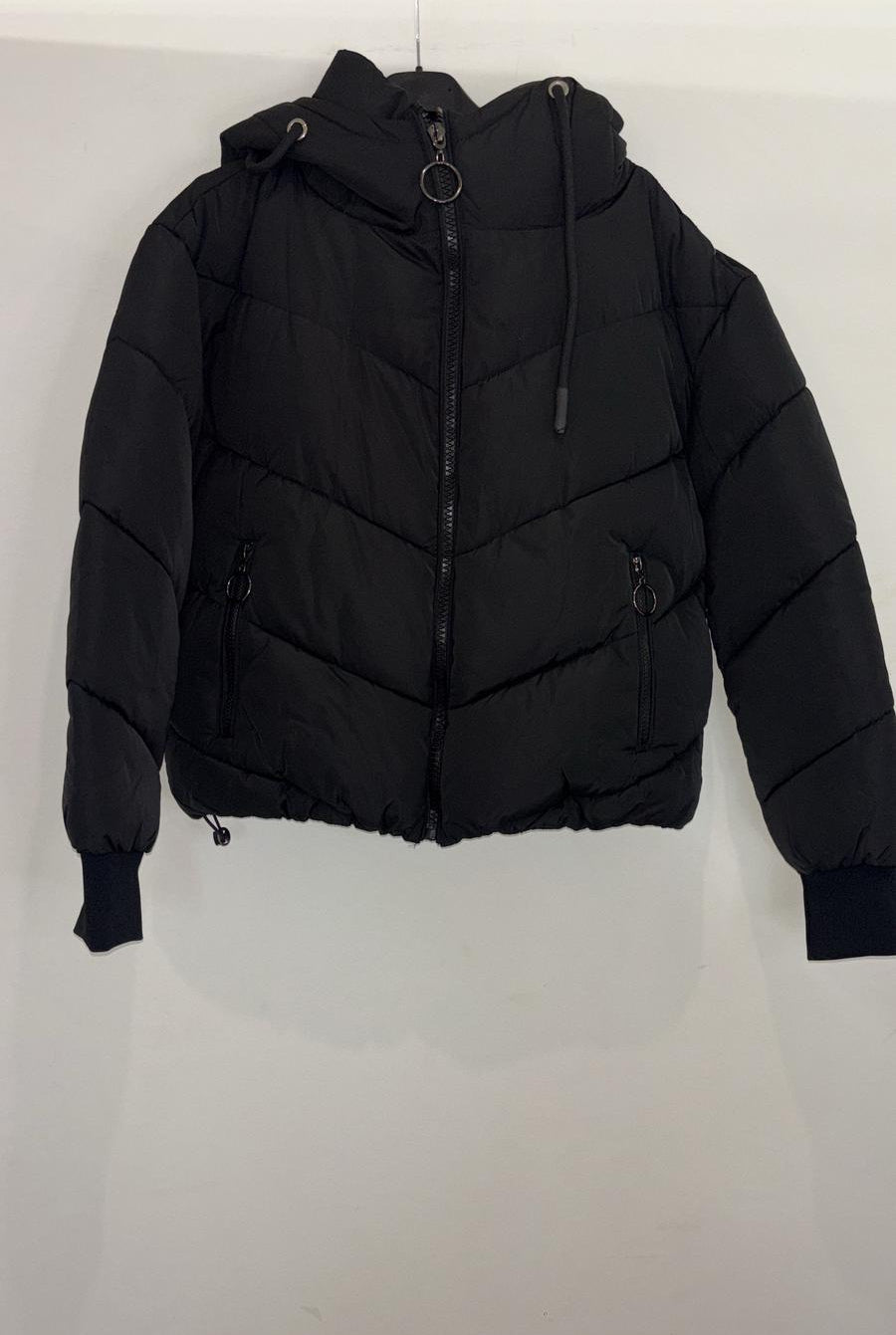 Doudoune matelassée à capuche et fermeture zippée