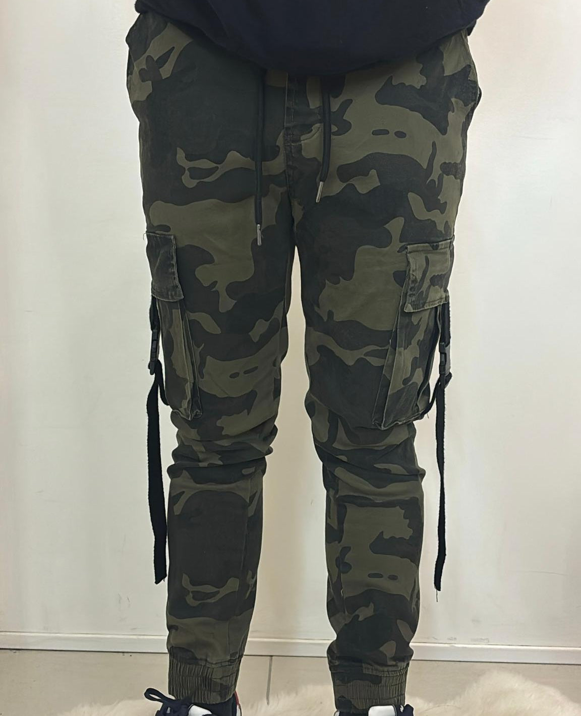 Cargo camouflage vert à cordons ajustables