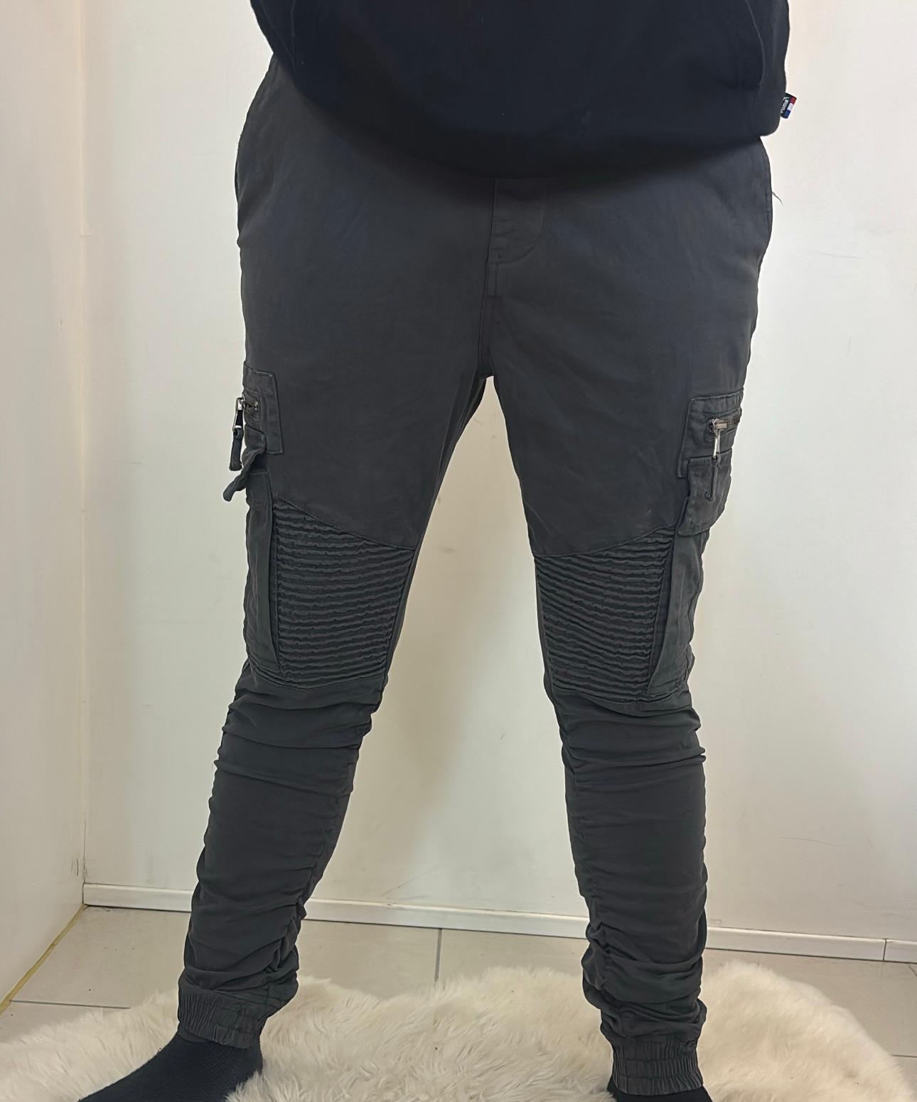 Cargo gris à renforts côtelés