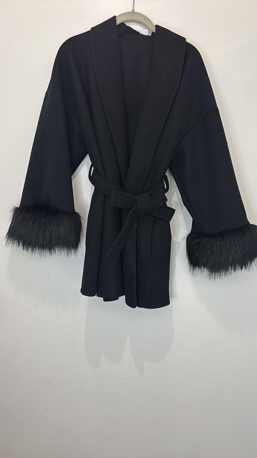 Manteau ceinturé avec fausse fourrure