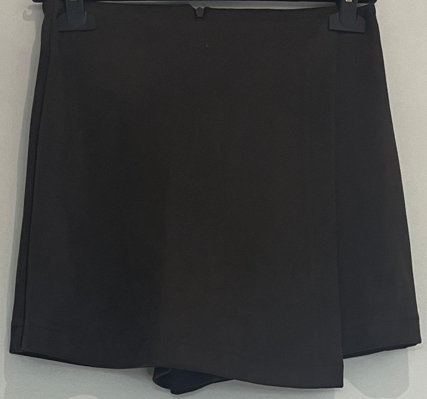 Short jupe en suédine coupe portefeuille élégante