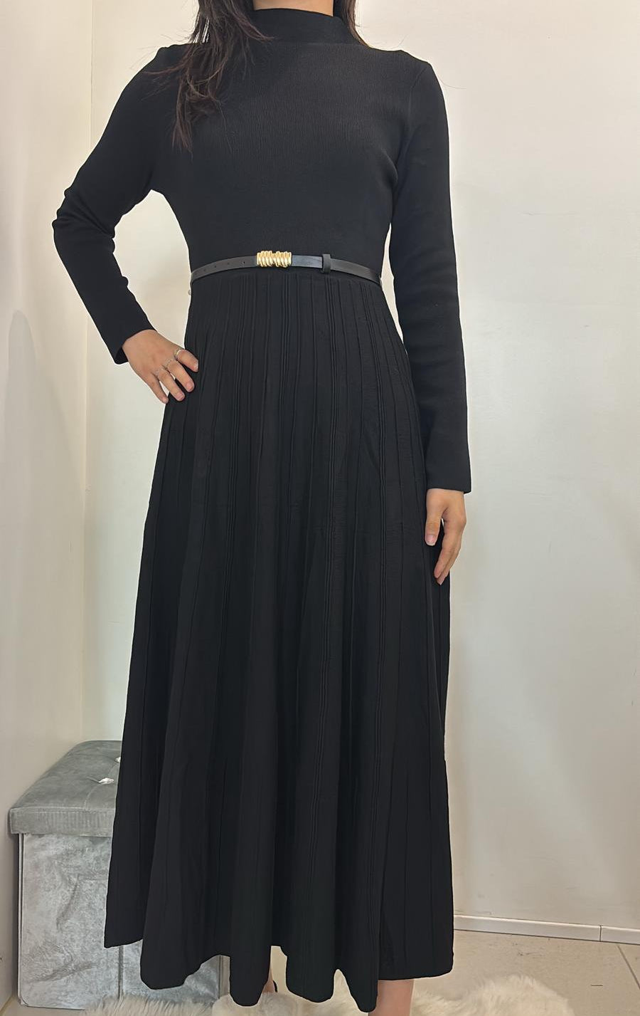 Robe pull noire cintrée col montant à jupe plissée