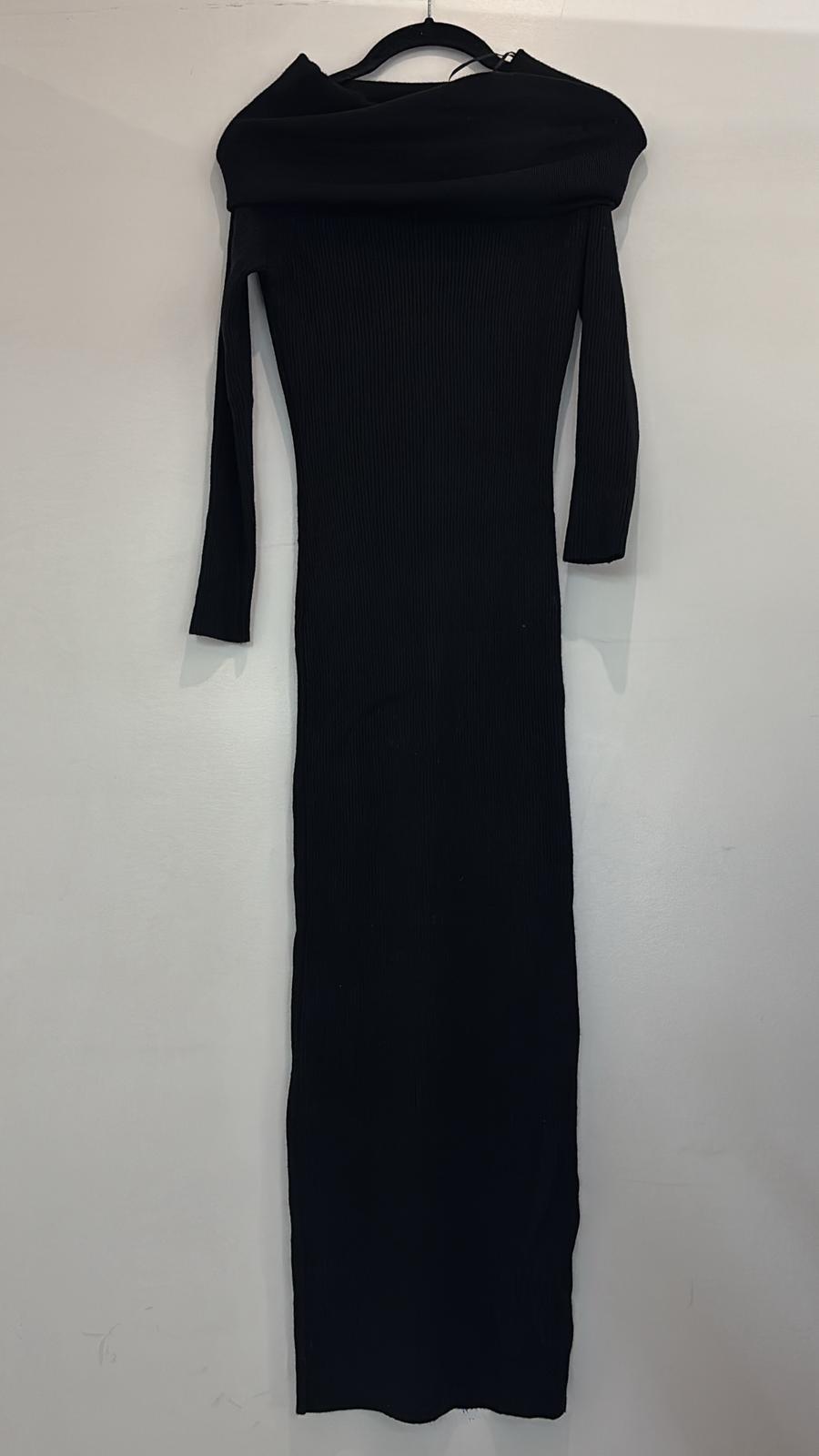 Robe pull épaules dénudées en maille côtelée près du corps