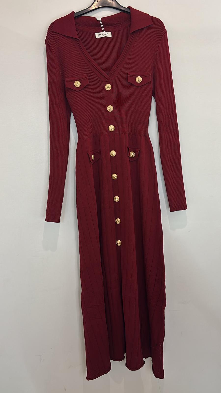 Robe pull longue avec boutons dorés décoratifs