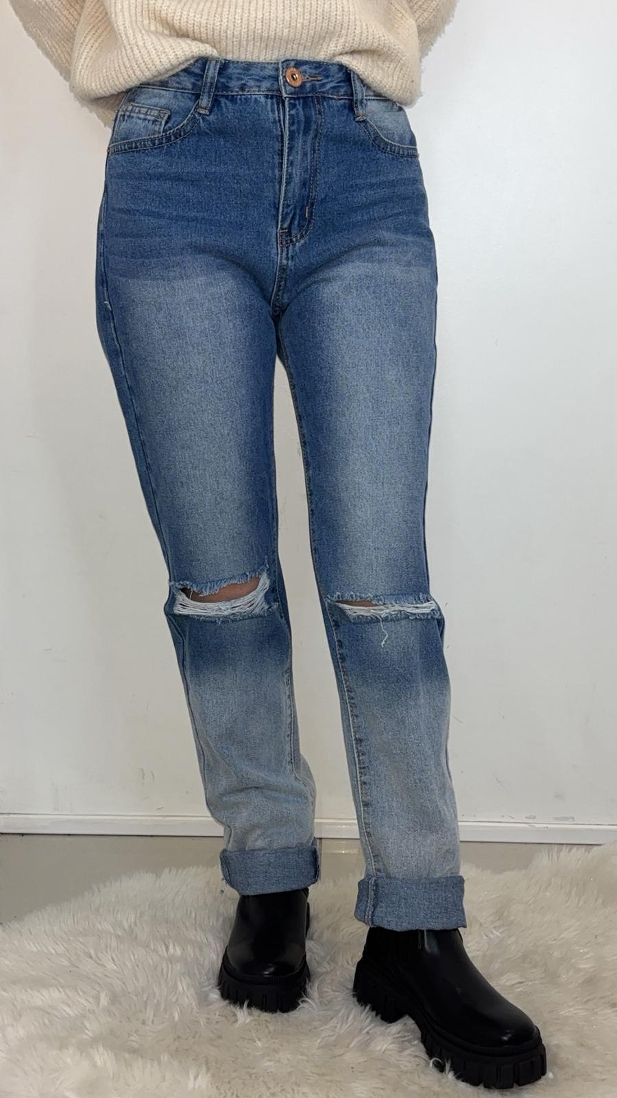 Jean bleu clair déchiré aux genoux