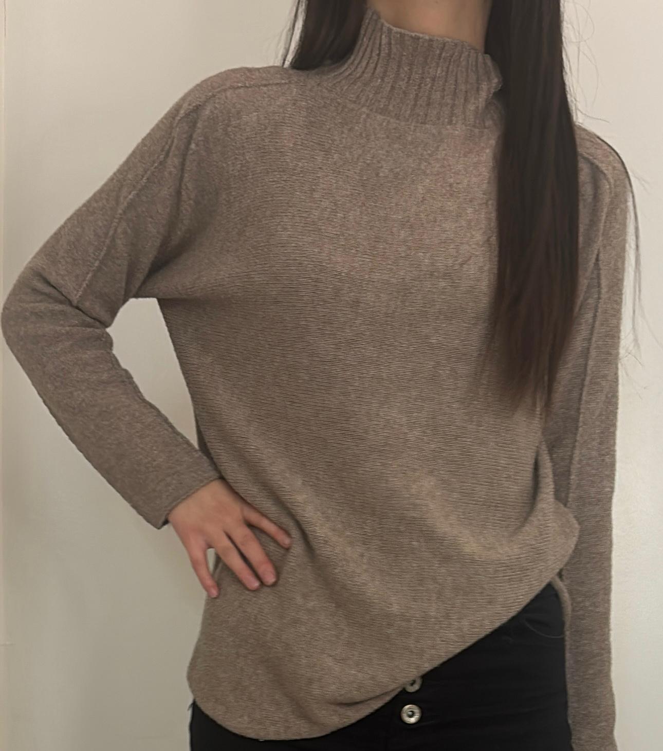 Pull col montant coupe ample et maille douce