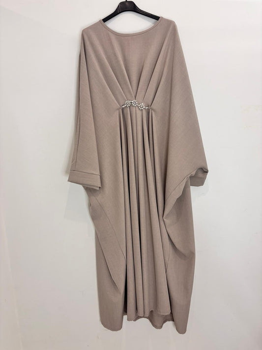 Abaya drapée avec broche florale