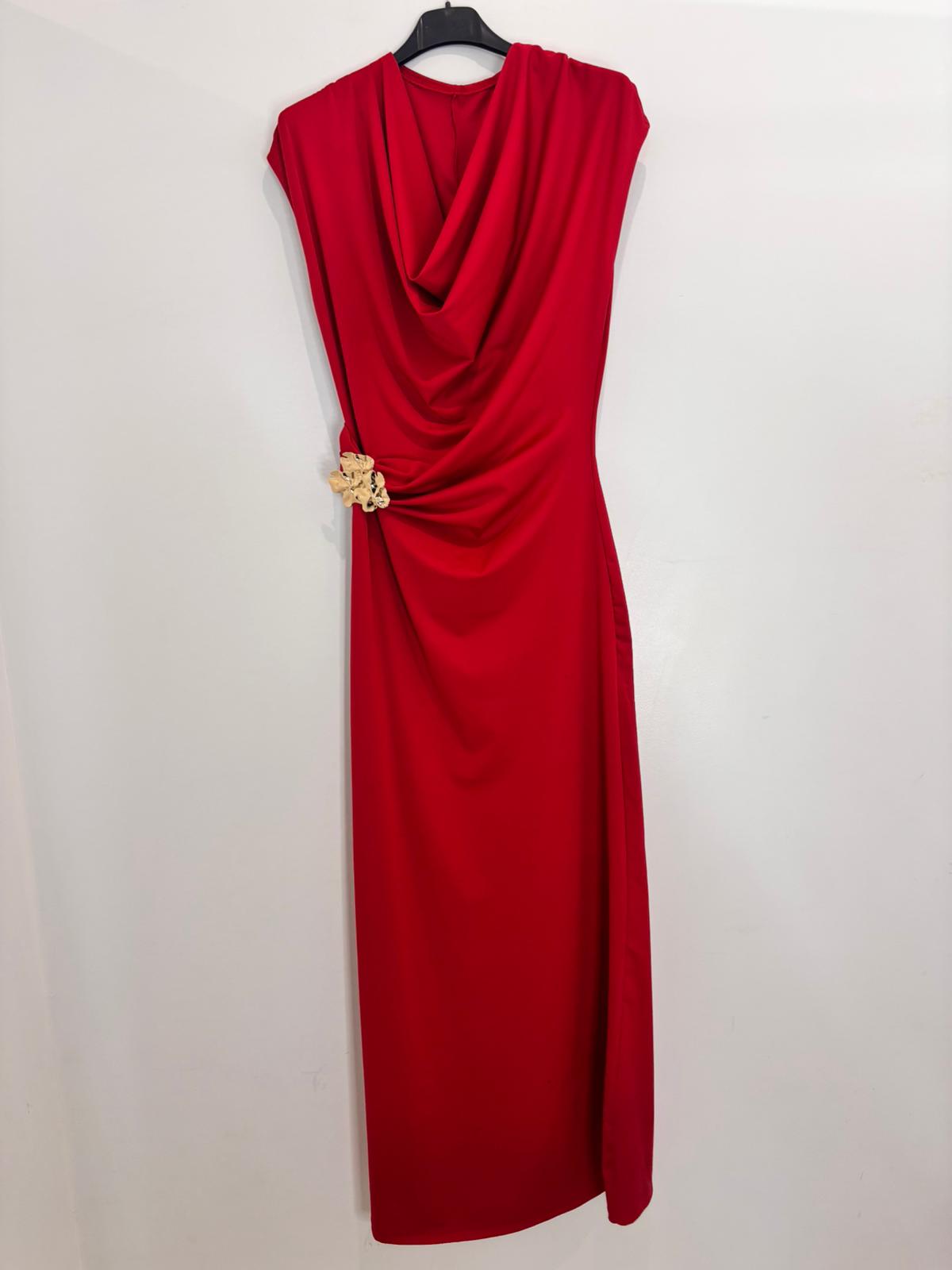 Robe longue cintrée avec broche