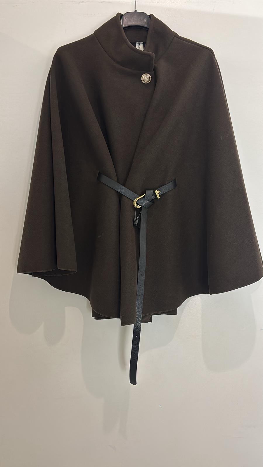 Cape à bouton doré ceinture fine noire