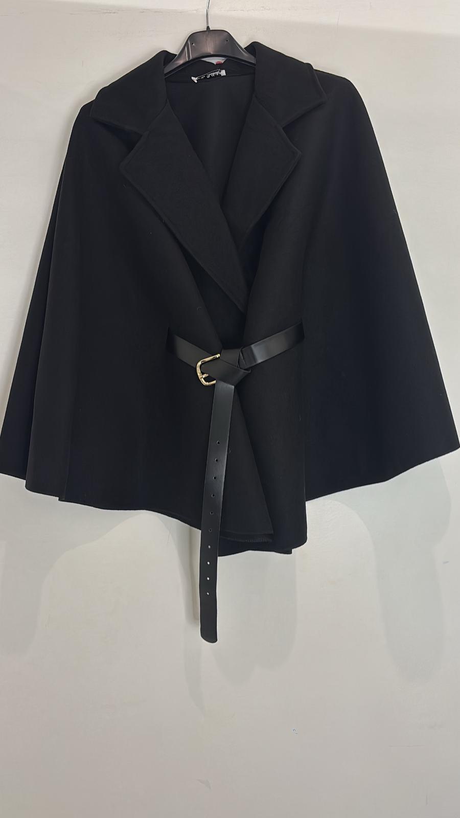 Cape avec col tailleur ceinture noire à boucle dorée