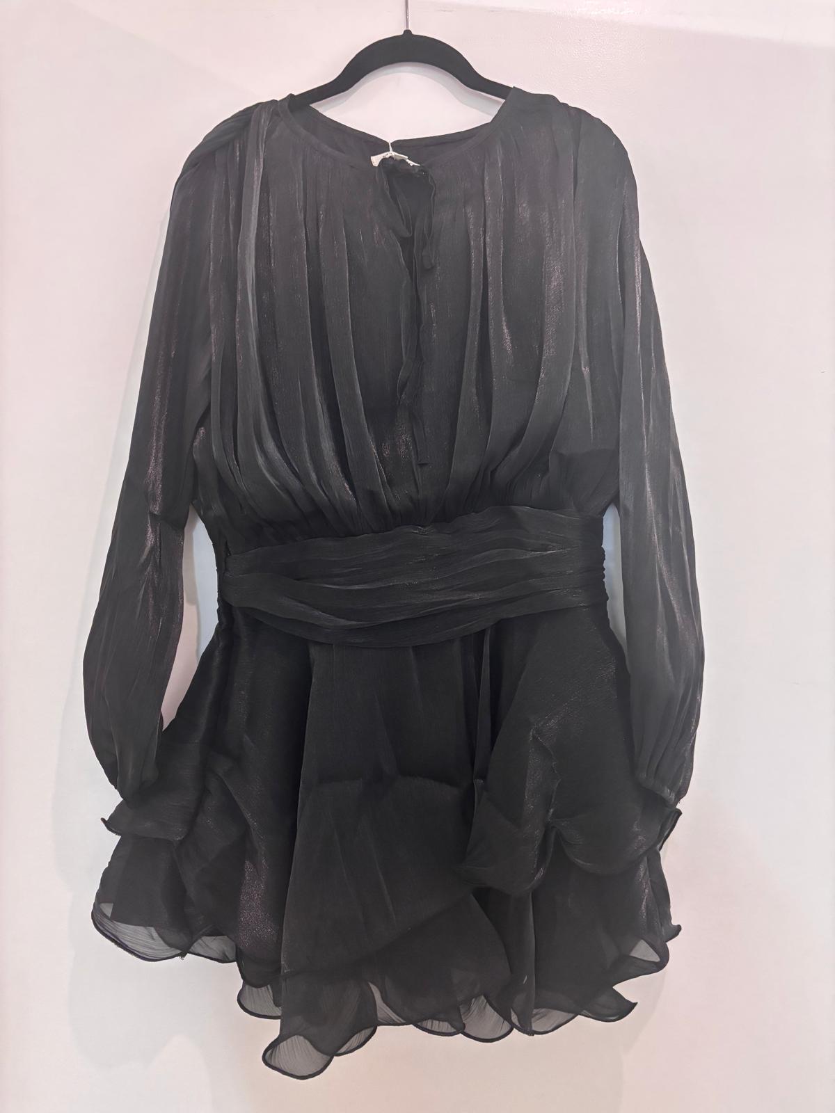 Robe satinée fluide à taille ceinturée et volants aériens