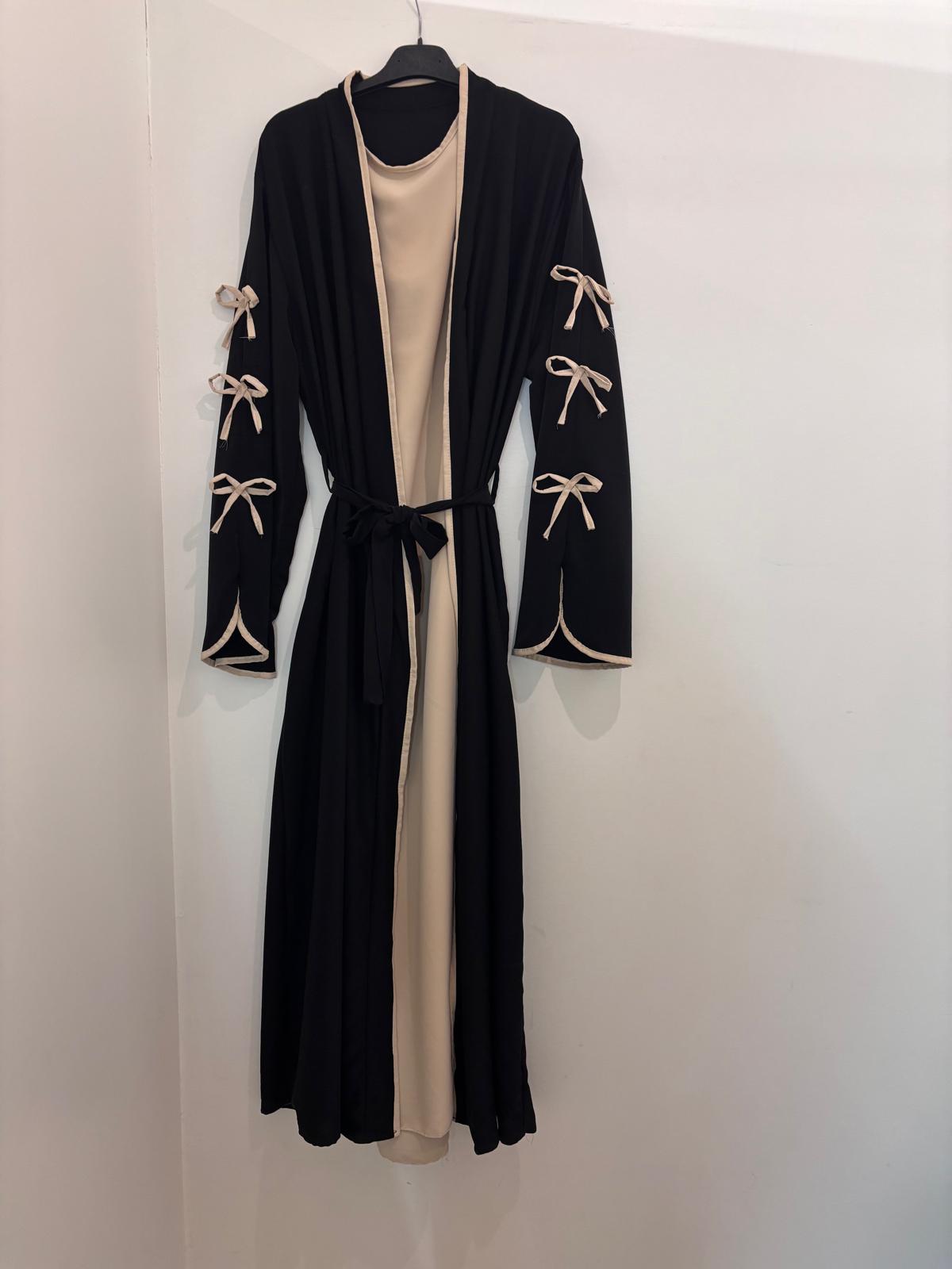 Ensemble abaya fluide ceinturée avec finitions et robe assorti