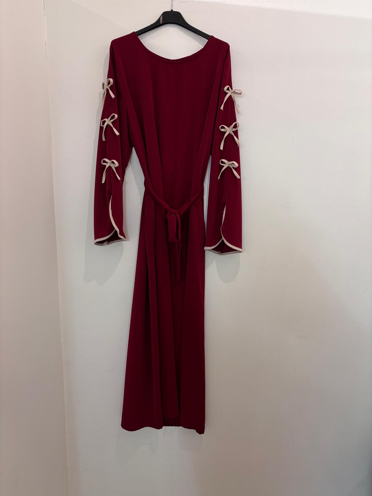 Robe longue ceinturée à manches nouées contrastées