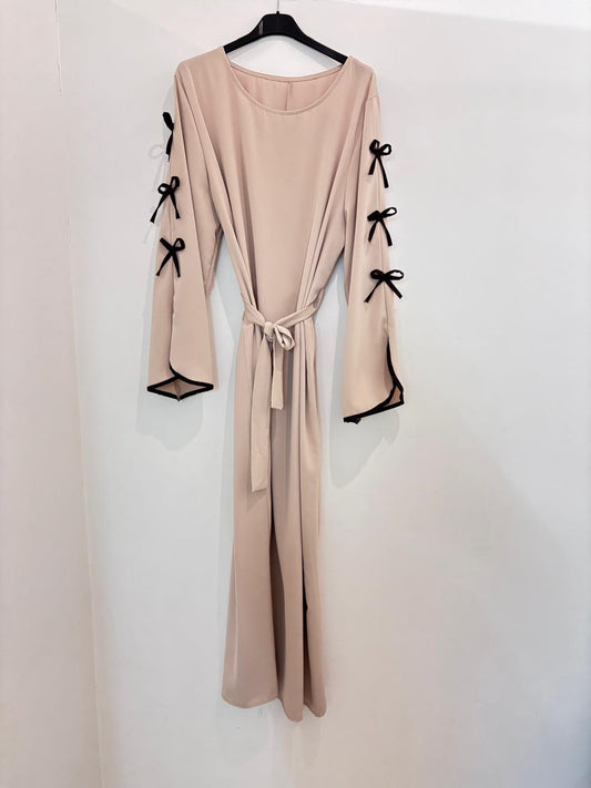 Robe longue ceinturée à manches nouées contrastées